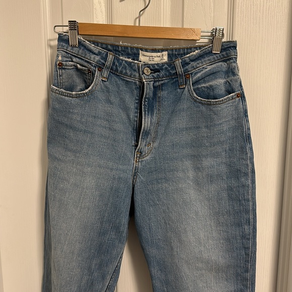 ABERCROMBIE • Curve Love High Rise Mom Jean in Medium • 28 - Picture 2 of 4
